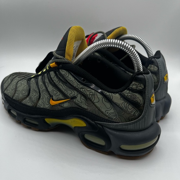 Nike Men's Black and Yellow Sneakers - Picture 3 of 4